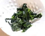 寒い日のごちそう♪株なめこワカメの味噌汁作り方3写真