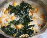 寒い日のごちそう♪株なめこワカメの味噌汁作り方5写真