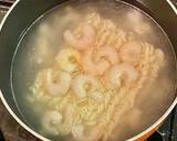 サッポロ一番塩ラーメン・エビ＆梅肉添え作り方3写真