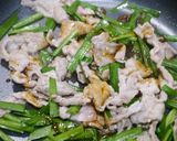 簡単！豚ニラ炒め　うま味もやし1袋作り方3写真