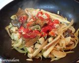 鶏と茸のカレー風味トマトクリームパスタ作り方3写真