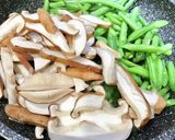 いんげんとキノコの塩麹ペペロン炒め✿作り方4写真