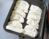 大阪王将の冷凍餃子を玉子焼き器でキレイに作り方5写真