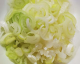 ネギとわかめと卵の中華スープ作り方1写真