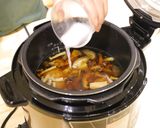 きのこたっぷり煮込みハンバーグ【電気】作り方8写真