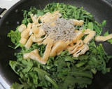 半分火を通す♪春菊揚げじゃこのごま油炒め作り方2写真