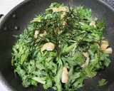 半分火を通す♪春菊揚げじゃこのごま油炒め作り方4写真