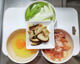 卵を敷いた鶏モモと長ネギに椎茸の醤油炒め作り方1写真