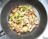 卵を敷いた鶏モモと長ネギに椎茸の醤油炒め作り方5写真