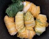 簡単♪餃子でロール白菜／中華風煮込み作り方3写真