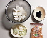 とろ～り♪かぶとなめことワカメの味噌汁作り方1写真