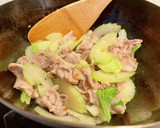 豚肉とセロリのオイスターソース炒め作り方2写真