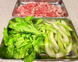 豚肉とセロリともやしの醤油炒め作り方1写真