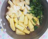 5分！簡単！さつま芋・卵の甘い味噌汁♪作り方2写真