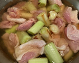 出汁がしみる！焼きねぎと鶏肉のお鍋作り方3写真