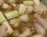 出汁がしみる！焼きねぎと鶏肉のお鍋作り方4写真