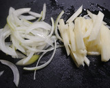 簡単！春菊とじゃがいもの炒め物作り方2写真