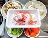 骨付き鶏もも肉と野菜とキノコのクリーム煮作り方1写真