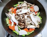 骨付き鶏もも肉と野菜とキノコのクリーム煮作り方5写真