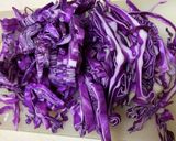 紫キャベツとソーセージのマスタード炒め作り方1写真