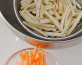 豚バラごぼうとにらのにんにく醬油炒め作り方1写真