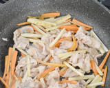 豚バラごぼうとにらのにんにく醬油炒め作り方3写真