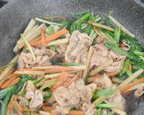 豚バラごぼうとにらのにんにく醬油炒め作り方4写真