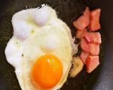 簡単★めだま焼きとベーコンのカルボ丼作り方3写真