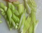 鶏むね肉とセロリのペペロンチーノ〜赤酒〜作り方2写真