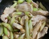 鶏むね肉とセロリのペペロンチーノ〜赤酒〜作り方5写真