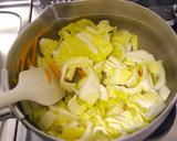 くたくた白菜ととり肉のやさしい中華スープ作り方3写真