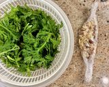 【楽めし】春菊と豆腐とナッツのサラダ作り方1写真
