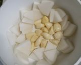 にんにく1玉で作る鶏手羽元と大根の黒酢煮作り方1写真