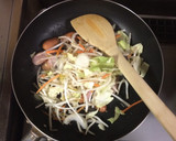 超簡単☆野菜たっぷり！旨しょう油焼うどん作り方2写真