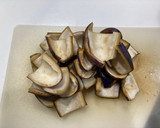 苦うま！あけび（かあつ）の皮の肉炒め作り方1写真