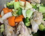 手羽元とふんだん野菜のハーブスープ作り方5写真