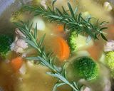 手羽元とふんだん野菜のハーブスープ作り方6写真