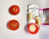 お弁当に！ミニトマトでサンタクロース作り方1写真