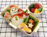 お弁当に！ミニトマトでサンタクロース作り方4写真