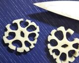 レンコンを雪の結晶の形にして野菜サラダに作り方2写真