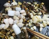 天然キノコなどアヒージョ風な旨旨炒め～作り方5写真