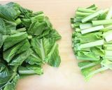 サッと簡単【小松菜と油揚げのだし炒め】作り方1写真