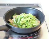 サッと簡単【小松菜と油揚げのだし炒め】作り方3写真