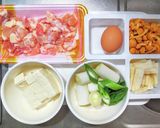 鳥肉と豆腐と長ネギとナメコのピリ辛梅煮作り方1写真