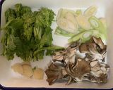 旬で健康！豚肉と新じゃが、菜の花の煮物作り方3写真