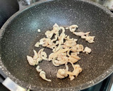 鶏皮と細切りピーマンの炒め物作り方3写真