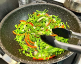 鶏皮と細切りピーマンの炒め物作り方4写真