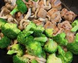 ブロッコリーと鶏モモ肉の塩麹炒め作り方5写真