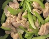 簡単♪鶏むね肉とセロリのレモン炒め作り方4写真
