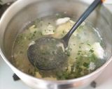 鶏肉の茹で汁で！豆苗かきたまスープ作り方3写真